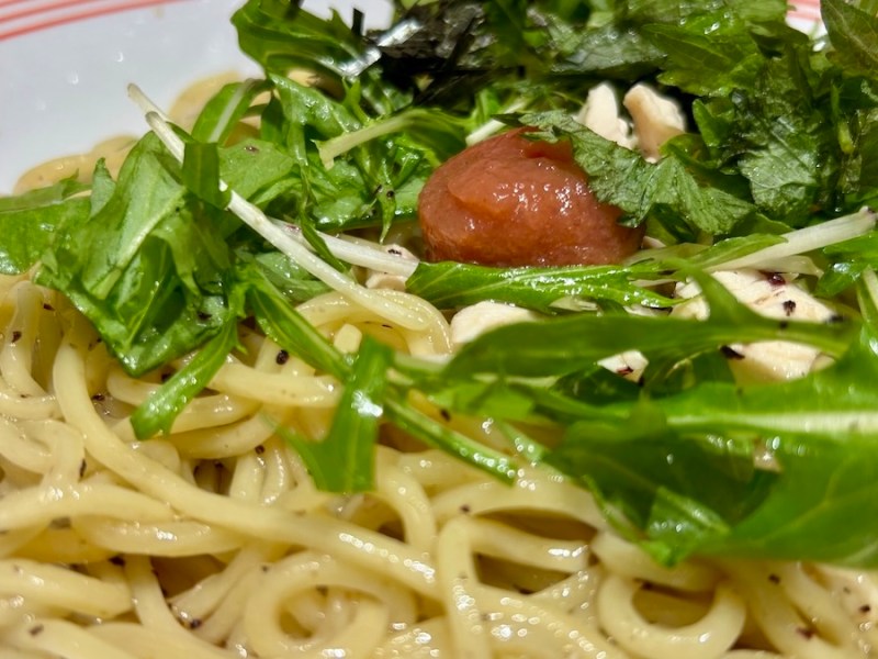 リンガーハットの「梅肉と鶏むね肉の冷やしまぜめん」は麺が印象的