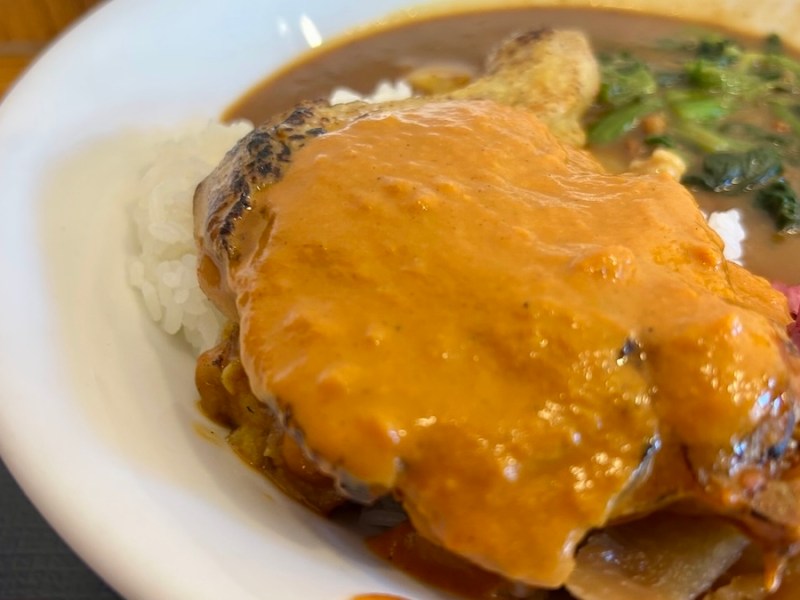 「マイルド×ほろほろ×まったり」の三重奏 – すき家「ほうれん草バターチキンソースカレー」