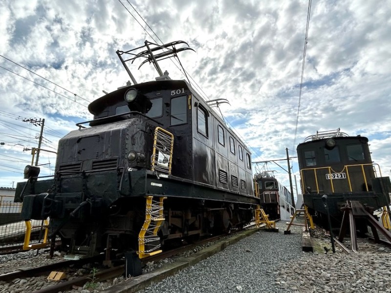「がくてつ機関車ひろば」で古い電気機関車を眺める